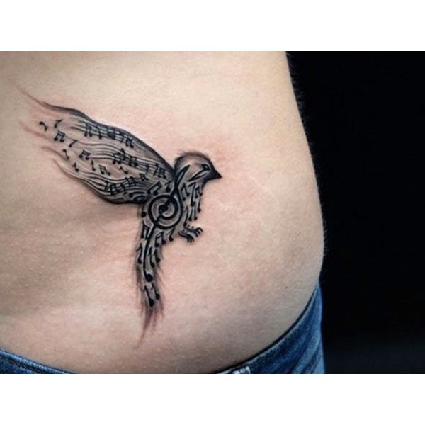 tatuajes de notas musicales con alas dentro de un ave