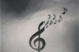 tatuajes de notas musicales con alas simulación