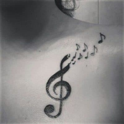 tatuajes de notas musicales con alas simulación
