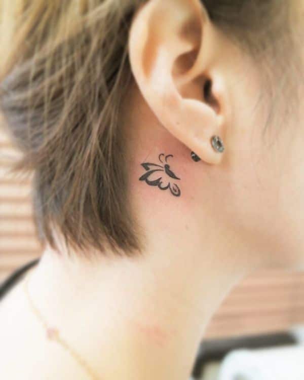 tatuajes mariposas pequeñas detras de la oreja