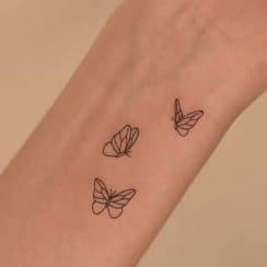 Sutiles tatuajes mariposas pequeñas para 3 espacios visibles