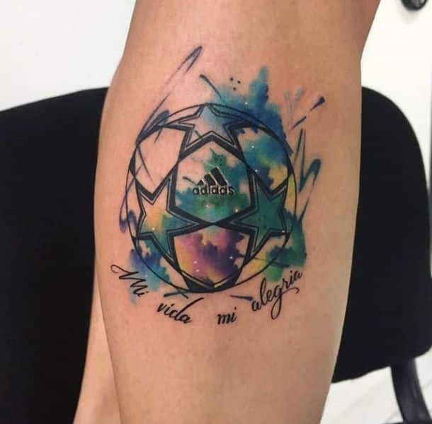 tatuaje de futbol en la pierna del balón