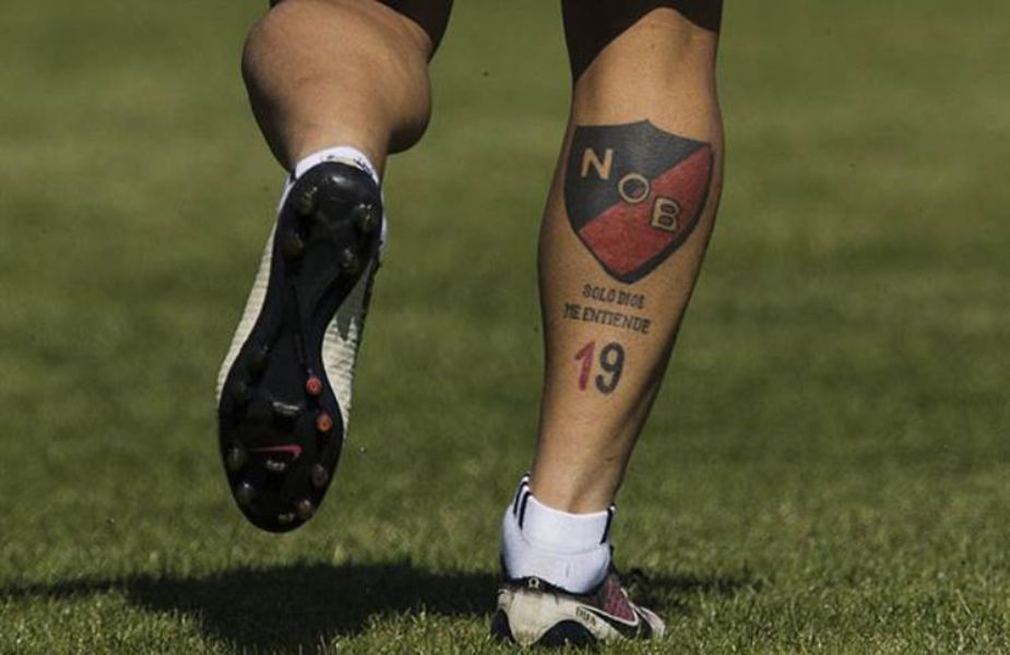 tatuaje de futbol en la pierna escudos
