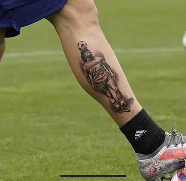 tatuaje de futbol en la pierna retrato de jugador