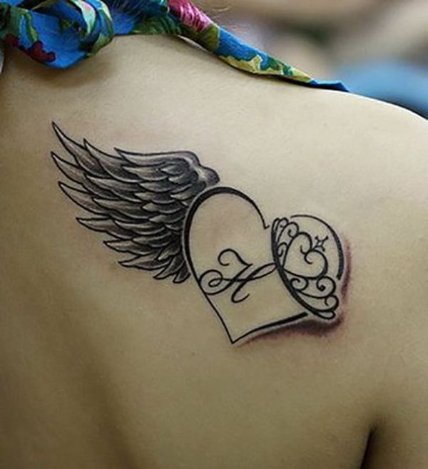 tatuajes con alas y nombres con iniciales