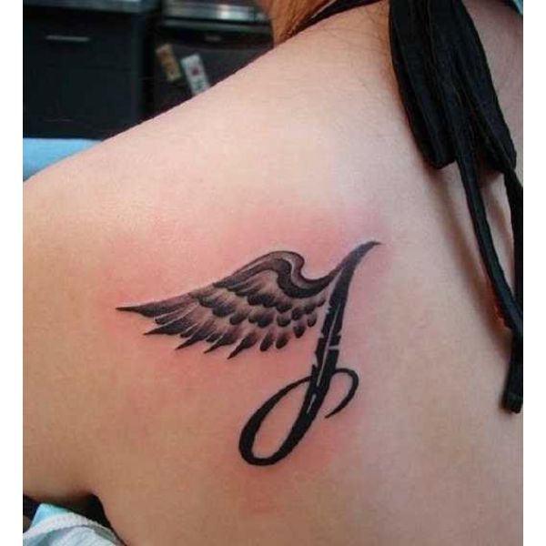 tatuajes con alas y nombres idea original