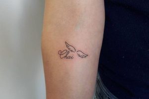 tatuajes con alas y nombres pequeños