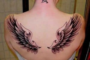 tatuajes de alas para mujer perfecta simetria