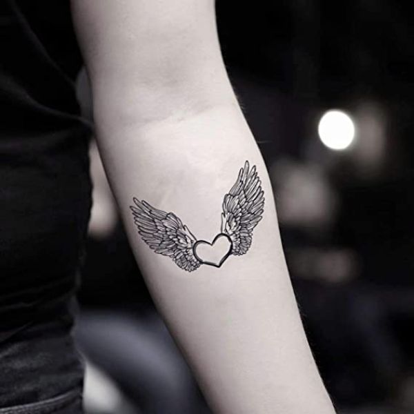 tatuajes de alas pequeñas con corazon