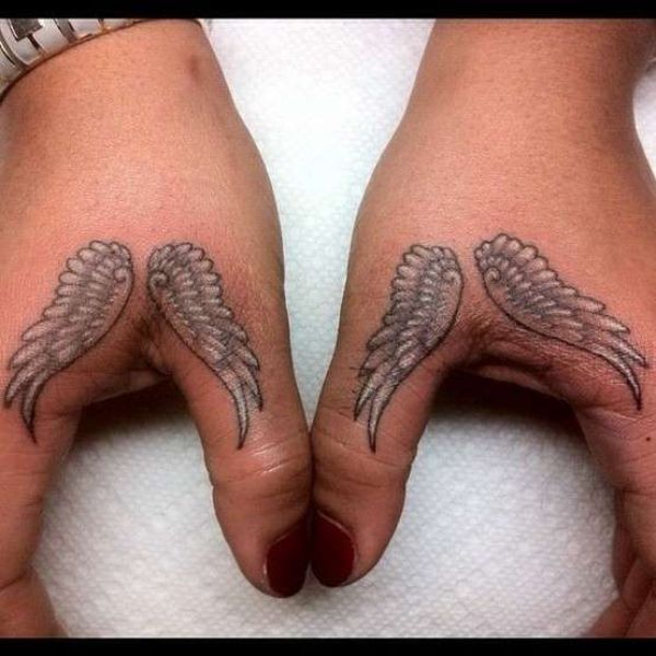 tatuajes de alas pequeñas en las manos