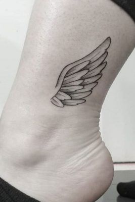 tatuajes de alas pequeñas en los tobillos