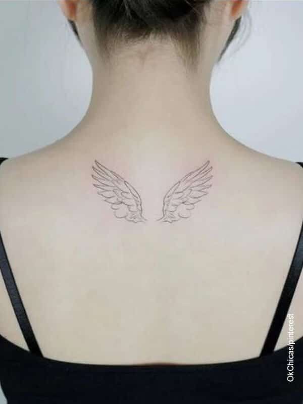 tatuajes de alas pequeñas minimalistas en espalda