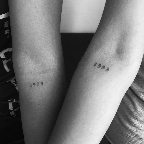 tatuajes de dos hermanos hombres fechas de nacimiento minimalistas