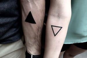 tatuajes de dos hermanos hombres geometricos