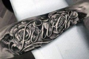 tatuajes de letras blancas con fondos contrastantes