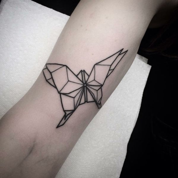 tatuajes de mariposa en el brazo geometricos