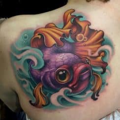 Coloridos tatuajes de pez betta con 3 simbologias
