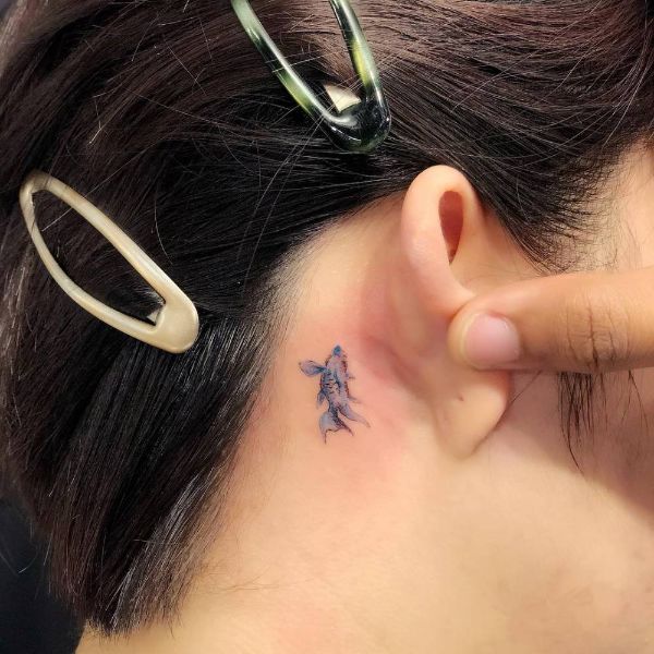 tatuajes de pez betta pequeño detras de la oreja