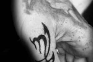 tatuajes de virgo para hombre en la mano