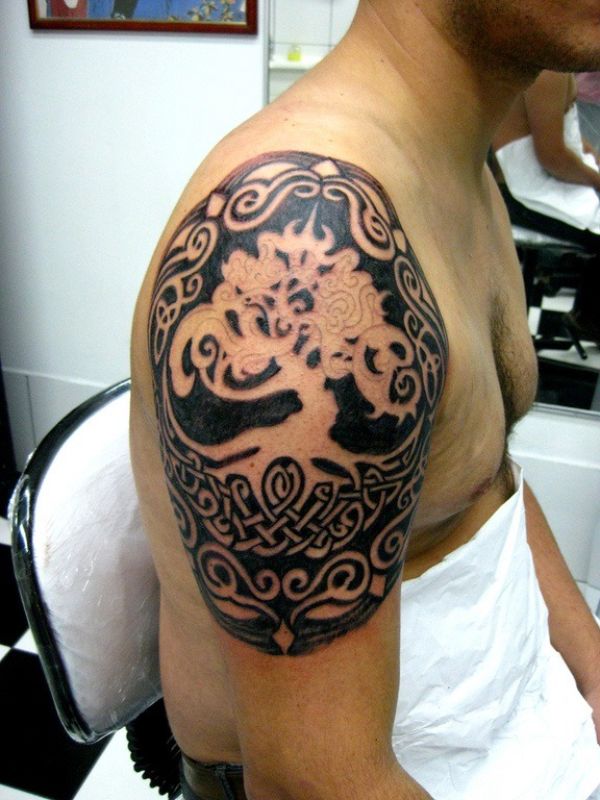 tatuajes en el brazo arbol de la vida tribal
