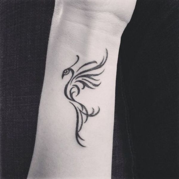 tatuajes en el brazo ave fenix tribal para chica