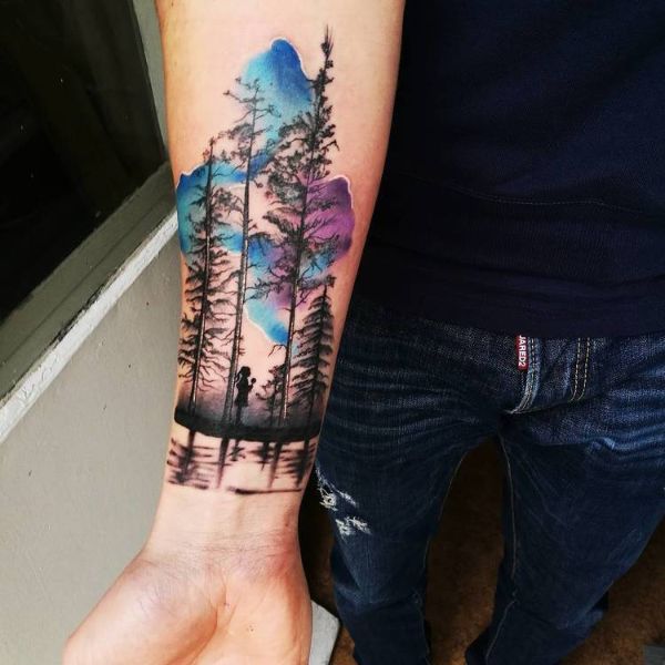 tatuajes en el brazo bosque a color