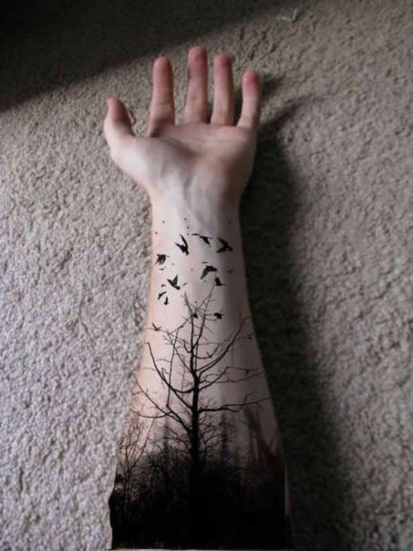 tatuajes en el brazo bosque con aves