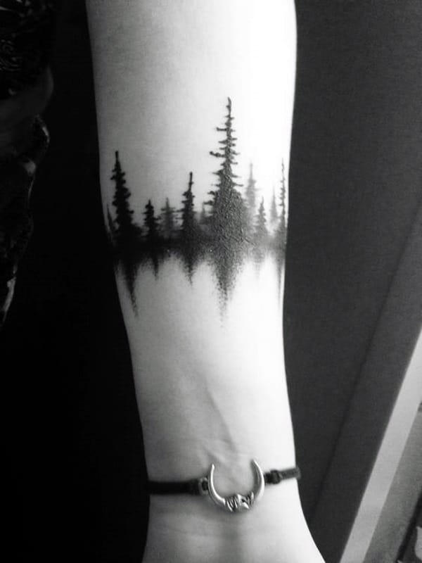 tatuajes en el brazo bosque con reflejo