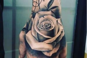 diseños de tatuajes de flores para hombres en la mano