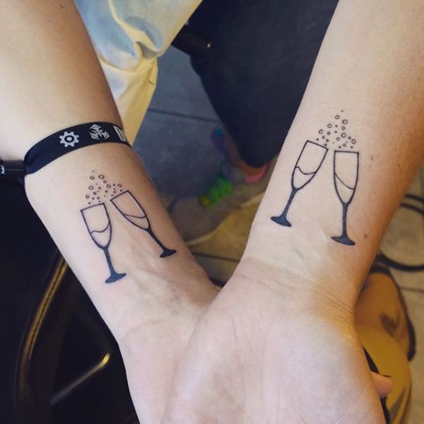 tatuaje copa de vino derramada brindar