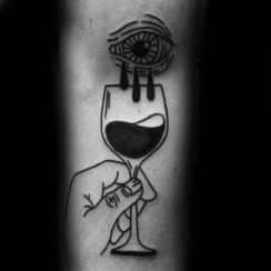 Minimalista tatuaje copa de vino derramada a 2 significados
