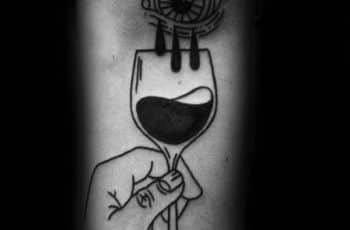Minimalista tatuaje copa de vino derramada a 2 significados