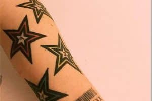 tatuajes brazo estrellas con letras