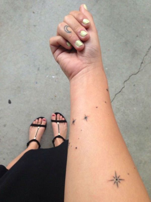 tatuajes brazo estrellas pequeñas