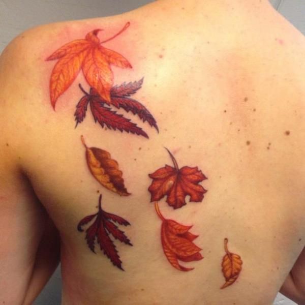 tatuajes con hojas de otoño cayendo por la espalda