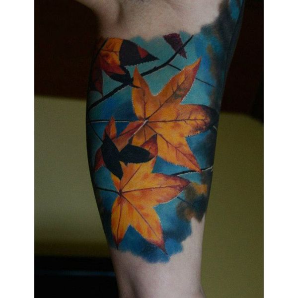 tatuajes con hojas de otoño realistas bajo fondos