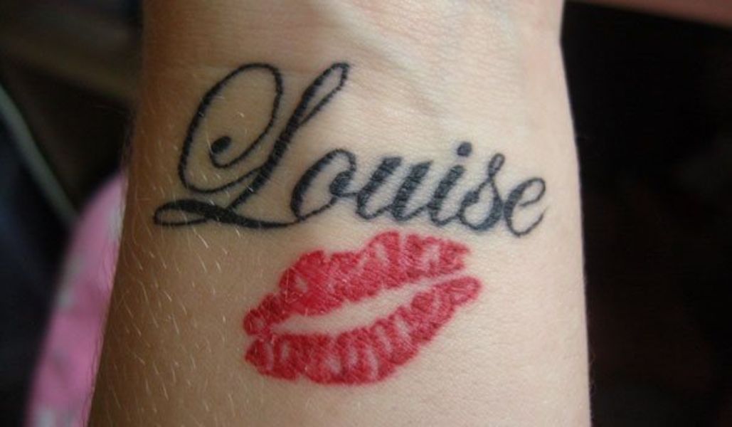 tatuajes de besos con nombre con letras cursivas