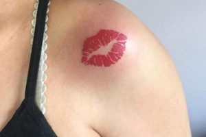 tatuajes de besos con nombre en hombro
