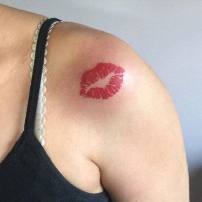 tatuajes de besos con nombre en hombro