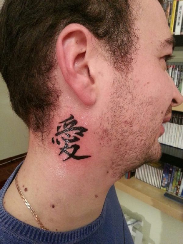 tatuajes de letras hombres en cuello
