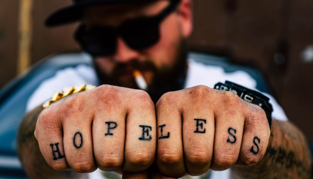 tatuajes de letras hombres en los dedos