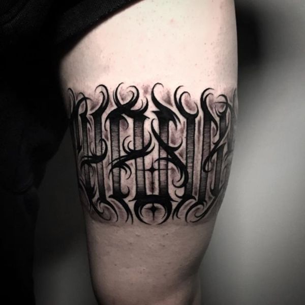 tatuajes de letras hombres en pierna