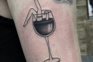 tatuajes de mujer copa de vino con piernas
