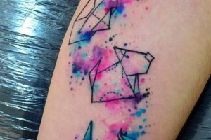 tatuajes de perros a color geometricos