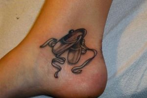 tatuajes de zapatillas de ballet en los pies