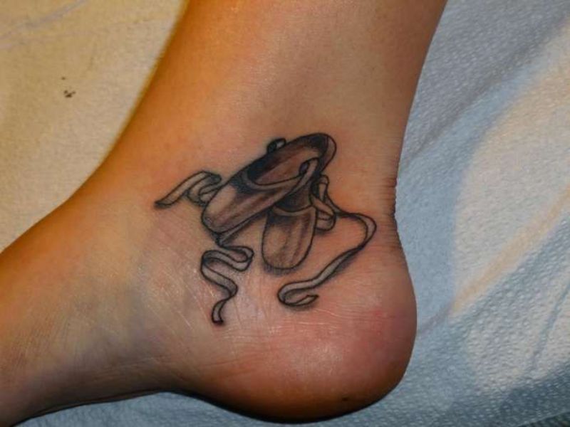 tatuajes de zapatillas de ballet en los pies