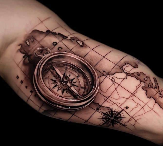 tatuajes en brazo de brujula con mapas