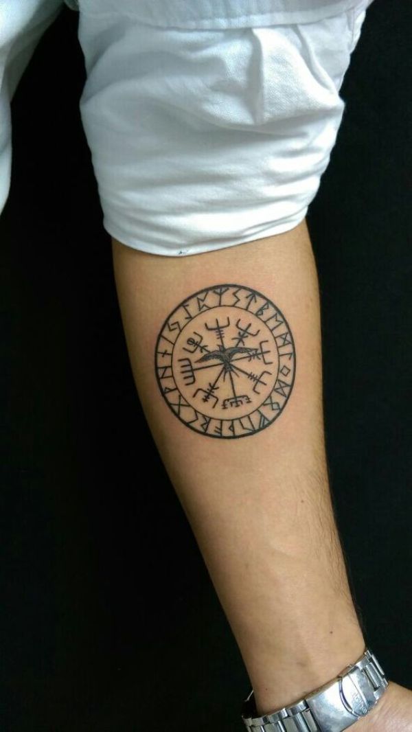 tatuajes en brazo de brujula nordica