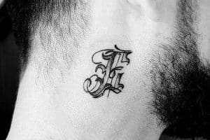 tatuajes letras en cuello goticas