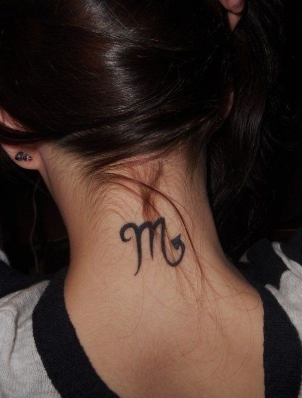 tatuajes letras en cuello inicial